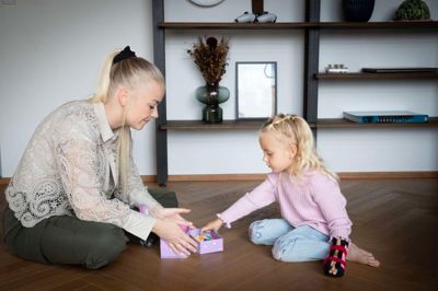 Når Charlotte Stobberup hjemmetræner med Mira, får hun blandt andet en gipsskinne på den venstre arm. Det gør, at hun er tvunget til at bruge den højre arm og hånd, som hun har svært ved at bevæge på grund af sit handicap. - Selvom Mira har lært meget, skal vi blive ved med at træne det og holde det ved lige, fortæller Charlotte Stobberup.