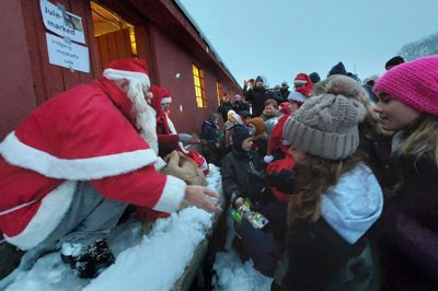 Den 1. december er der jul i Gl. Rye Mølle, hvor julemanden skal vækkes. Og måske er der slikposer.