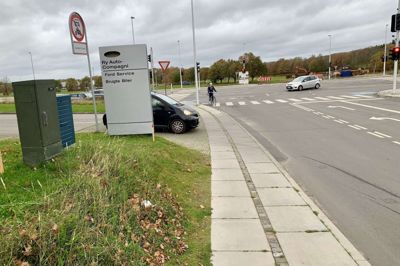 Føreren af den sorte bil overtræder som mange andre færdselsloven ved at køre fra Uno-X-tanken og direkte ud på Brunhøjvej. Den vej må nemlig kun bruges af lastbiler og tankvogne.