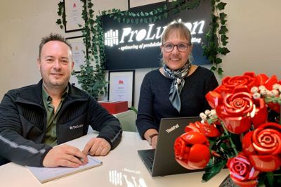 Thomas Hjort og Majken Bisgaard er frontfigurerne i Ry-firmaet Prolution, der hjælper virksomheder med at lave såkaldte ESG-rapporter, der fortæller om en virksomheds forhold inden for miljø, det sociale og ledelse.