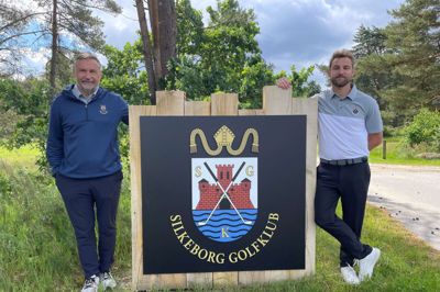 Silkeborg Golfklubs formand, Thomas Bøgild-Jakobsen til venstre, og golfmanager Jan Henriksen gjorde status på den første generalforsamling efter skilsmissen fra Kildebjerg-banen i Ry. Foto: F-Com