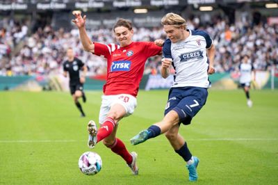 Mads Emil Madsen er her i en duel med SIF's Mads Larsen.