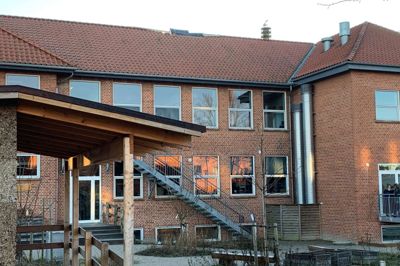 I de første timer af det nye år udbrød der brand i et tag på Mølleskolen i Ry på grund af en fejl i en elinstallation. Branden blev dog hurtigt slukket, og skaderne var begrænsede. På tagryggen kan ses det sted, hvor brandfolkene fjernede teglsten for at komme til branden.
