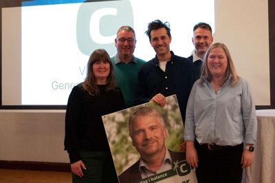 Konservative er klar med fem kandidater til efterårets kommunalvalg. Fra venstre ses Birgitte Majgaard, Lars Clausen, Christian Wibe-Marker, Lasse Damsø Pedersen, Lena Aavild samt Torben Wallner på plakaten.