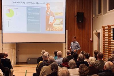 Torben Wiborg (blå skjorte) havde den svære opgave at sælge solcelleprojektet på Kielsgaardsvej mellem Ry og Låsby til naboerne, der ønsker projektet derhen, hvor peberet gror.