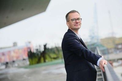 Anders Thaysen, der er ny formue- og investeringsrådgiver i Sparekassen Middelfart, bor i Ry med sin familie, hustruen Tenna Hansen, og parrets to drenge, Malthe på 7 og Magnus på 9 år. Foto: Middelfart Sparekasse