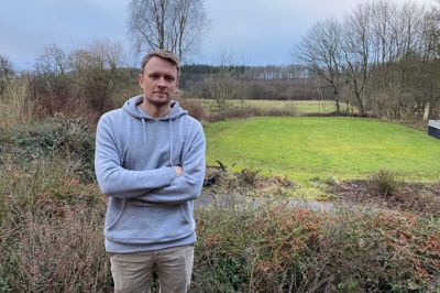 For Kristian Nørgaard Jessen er det ubærligt at tænke på, at der kan komme tre 150 meter høje vindmøller bag træerne 900 meter fra hans hus ved idylliske Svejstrup. Han synes, det er helt uigennemtænkt af politikerne, der i hans optik gambler med Skanderborg Kommunes brand om at være Danmarks Smukkeste.
