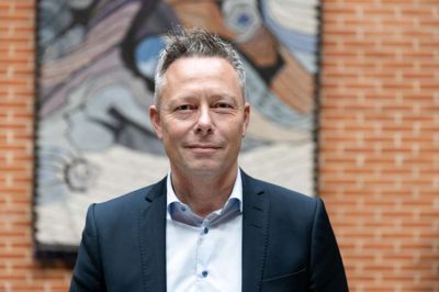 En glad Henrik Overgaard (K), der ligeledes satte sin underskrift ud for sit navn i budgetforliget.