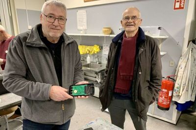 Jens Therkildsen (tv), fixer i Rys nye Repair Café, forsøgte uden held at reparere Svend Kristensens defekte voltmeter på cafeens allerførste dag.