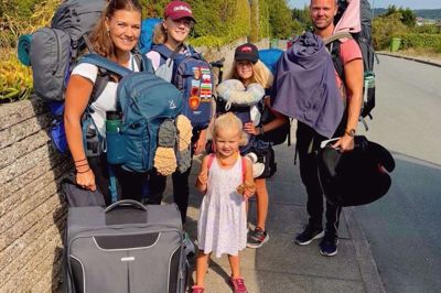 Familien Gimm Holdensen var på besøg i Danmark i sommer, og her ses de på vej til lufthavnen i Kastrup med alt, hvad de ejer og har. Selvom rejsen slutter til september, så har livet som nomader blandt andet givet dem et indblik i, at man ikke behøver eje så meget. Privatfoto