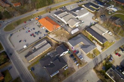 Den kommende Rema 1000-butik i Ry skal placeres hvor Superbrugsen med det grå tag i dag ligger. Superbrugsen rykker en række længere tilbage. Foto: Jakob Stigsen Andersen