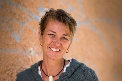 Det er lige meget hvilken musikgenre, der bliver spillet for Anne Bille. Hun hører, hvad der er i radio - men hun kan godt lide, når der er noget hun kan synge med på. Foto: Per Bille