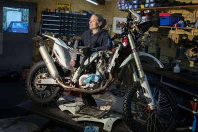 Når Pia Steen Petersen skal køre »The Real Way To Dakar« senere på måneden, handler det om at have en motorcykel med, der kan klare turen gennem blandt andet ørken. Hun kører på en KTM 450 EXC-F, hvor dækkene er grovere end almindelige og punkterer ikke så let, benzintanken er større end almindeligt og der er en tablet og gps i fronten, hvor hun kan følge med i ruten.