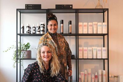 Hanne Frisk (forrest) åbner egen salon hos Dicle Andreah Topcu, der har byDicle på Kyhnsvej i Ry. De kender hinanden fra Aarhus, og Dicle har længe forsøgt at overtale Hanne til at komme til Ry. Og da Hanne ville være selvstændig efter en pause fra frisørfaget blev det hos Dicle.