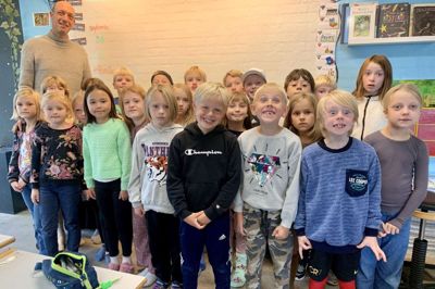2. klasse på Gudenåskolen har leveret et flot bidrag til dette års nye julepynt i Ry. Det lykkedes næsten af få alle ansigter med på billedet. Foto: Claus Sonne