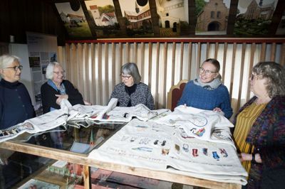 Magda Andersen, Hanne Godskesen, Grethe Bay, museumsinspektør Lene Mollerup og Birthe Ørskov Jensen har alle bidraget til den broderede frise, der fortæller historien om munkene på Øm Kloster.