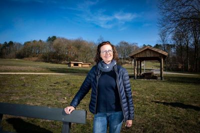 Ildsjælen Helle Georgi, der har afløst Karen Friis som formand for borger- og handelsstandsforeningen i Rødkærsbro, glæder sig over udsigten til nye byggegrunde og boliger.
