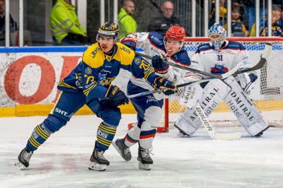 Oliver Kiljunen (t.v.) er rejst hjem til Finland for at blive undersøgt for en skade.