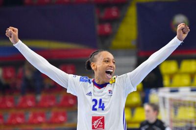 Beatrice Edwige jubler over en sejr med det franske landshold. Nu kan den franske stregspiller også juble over at have fundet en ny klub. Hun har skrevet kontrakt med Ikast Håndbold.
