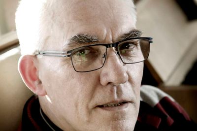 Kai Bohsen er formand for Folkekirkens Café- og Dagligstue, og han er tidligere sognepræst ved Fredens Kirke.