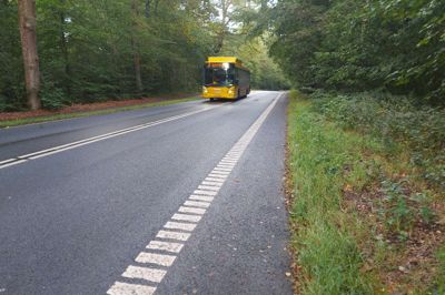 Cyklisterne på Sejsvej mellem Sejs-Svejbæk og Silkeborg får en 20 til 30 centimeter bredere cykelbane at cykle på.