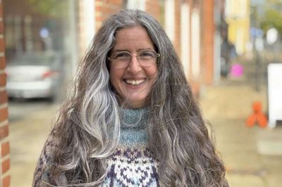 Dina Bredal før donationen. Hun havde masser af hår at give af.