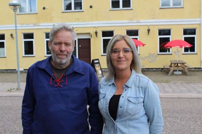 René Godballe fra Rødkærsbro og Pernille Ilsø fra Hammel ved åbningen af kroen på Nørre Langgade i Rødkærsbro for et år siden. René Godballe er nu ikke længere en del af kroens drift, men er stadig medejer af bygningen, siger han.