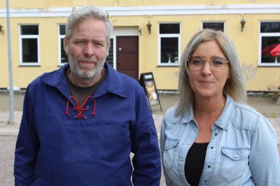 To af ejerne af Rødkærsbro Kro, René Godballe og Pernille Ilsø. Ejerne vil inden længe istandsætte facaden og forsyne den med nyt kro-skilt. Foto: Morten Hallstrøm