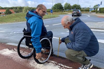 Viggo Rasmussen (tv), formand for handicap- og psykiatrirådet i Skanderborg Kommune, og Jens Szabo, formand for sundheds- og omsorgsudvalget, kigger på uhensigtsmæssige kanter ved overgangen fra fortov og til vej. Kanter som der er rigtig mange af, når man bevæger sig rundt i Ry, og som udfordrer kørestole, rollatorer og minicrossere.
