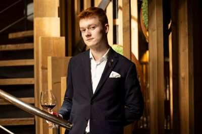 Selv om han kun er 23 år, har Toke Fiedler Terkildsen allerede stor viden om vin, og han skulle gerne få ny viden hver eneste dag, siger han.