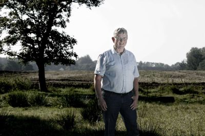 Johannes Videbæk sætter stor pris på at bo i en skøn natur, og har ingen planer om at flytte fra gården Østerhoved lidt uden for Skibbild-Nøvling.