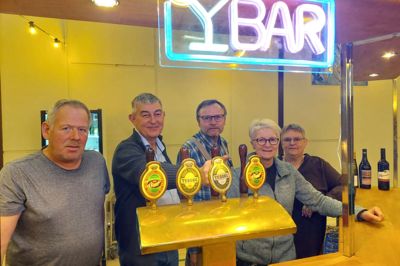 De sørgede for at dække borde og gøre klar til sølvbryllupsfesten for baren i Høgild Beboerhus. Fra venstre er det Steen Pedersen, Edvard Mortensen, Erik Hedevang, Hanne Hedevang og Dorte Pedersen.