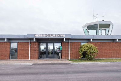 Sag om miljøvurdering af blandt andet støj ved Herning Lufthavn skal gå om.