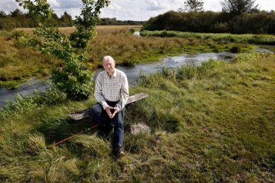 Tid til eftertanke omkring Karup Å. Jøren Lysgaard Mikkelsen kan nu tilføje endnu en bogtitel til sit forfatterskab. Vi tog med ham ud i de omgivelser, som betyder meget for Engesvang-parrets liv.