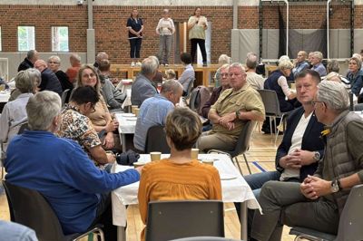 Der var god udskiftning blandt deltagerne i »Fællesskab for fremtiden«, som mødet i Thorning Hallen søndag hed. Først kom det modne publikum, senere på dagen kom børnefamilierne. Samlet kom der omkring 200 mennesker.