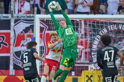 Den tidligere OB-målmand Oliver Christensen vogter målet for Sturm Graz. Den 26-årige fynbo er udlejet fra italienske Fiorentina til den danskerglade klub i det sydlige Østrig. Her griber han bolden under pres i lørdagens opgør mod Red Bull Salzburg, som Sturm Graz vandt 2-0. Salzburg fik rødt kort allerede i første halvleg.