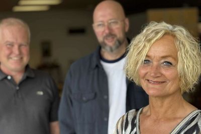 Mona Stokholm Christensen mangelde nyt lokale til Røde Kors i Kjellerup og besøgte René Graversen (til venstre), der endte med at sige ja til at leje lokalerne på Agertoften ud. På billedet ses også Ferry Moerkerk fra Røde Kors Kjellerup, der har været med til at forhandle skiftet på plads.