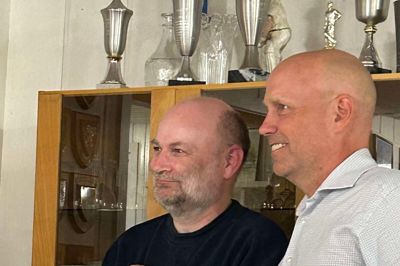 Martin Eriksen (t.v.) er nyt æresmedlem i Herning Cricket Club. Formand Carsten Pedersen kunne udnævne det nye æresmedlem i forbindelse med klubbens 75-årsjubilæum.