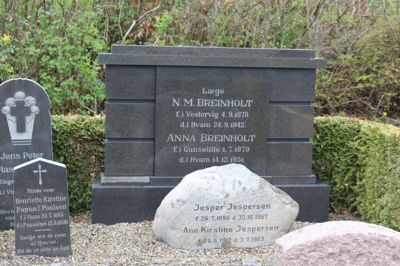 Gravstenen med N.M. Breinholt og hans hustru er anseelig i størrelse, men den bliver ikke bevaret af Vium Kirke. Den er vurderet til at skulle destrueres, hvis ikke de pårørende selv overtager den.