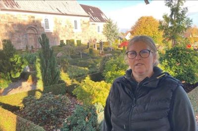 Bitten Møller Hansen har fået stjålet planter fra kirkegården i Vinderslev. Hun kalder det dårlig stil. Foto: Rasmus Viuff