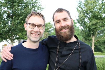 Sognepræsterne Simon Fuhrmann og Anders Bo Engrob Jørgensen (tv) byder for andet år i træk på drop-in dåb i Kjellerup. Privatfoto
