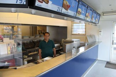Van Nghia Truong har overtaget forpagtningen af Spisehuset ved Netto. Han viderefører traditionen med dansk grillmad på menuen. Foto: Niels Frydenlund