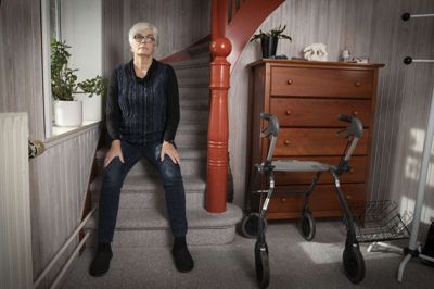 Jette Bach kom hjem til Vium den 3. september, og hun fik lov til at blive hjemme, fordi hun selv kunne komme op af trappen. Hun må stadig bruge rollator til de lange gåture.