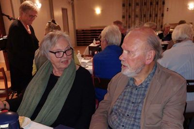 Den lokale sangentusiast, Bente Sørensen, sammen med Jens Grøn.