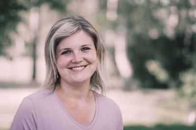 Louise Espersen er i Den Gamle Biograf den 7. december sammen med sin pianist, Martin Jønsson.