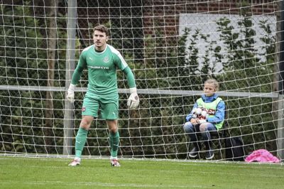 Rasmus Jepsen-Jacob stod en brandkamp i buret, da Kjellerup IF lukkede 2021 med en smal udesejr over Nørresundby. Holdet overvintrer midt i tabellen og er ikke i nedrykningsfare. Foto: Martin Ballund