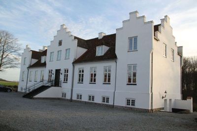 Frausinggaard sælges nu også for 23,5 millioner kroner. Det er 14 millioner kroner mindre end den først udbudte pris. Til gengæld er der mindre jord i forhold til den første pris. Køber kan nu vælge mellem begge muligheder og priser.