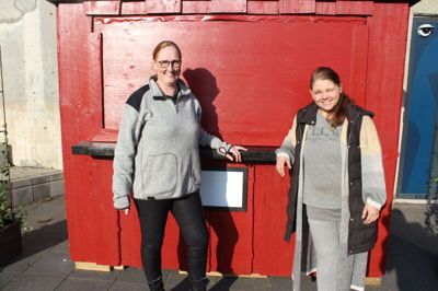 Glennie Thiel og Maja Horup fra Passiflora glæder sig til, at der kommer aktivitet i den nye hytte ved Superbrugsen.