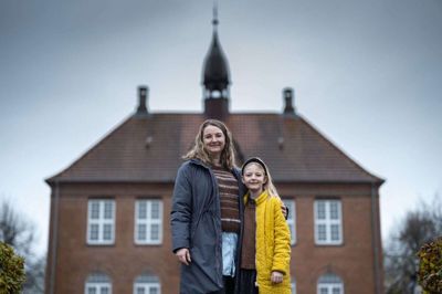 Janni Raahauge- laursen er ikke alene om indsamlingen til Mødrehjælpen. Blandt andre datteren Lili på 10 år hjælper sin mor med det frivillige arbejde. Foto: Søren Hulemand MAUL