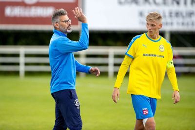 Cheftræner Krzysztof Popczynski (t.v.) glædede sig over sæsonens første sejr i danmarksserien. Foto: Jakob Stigsen Andersen